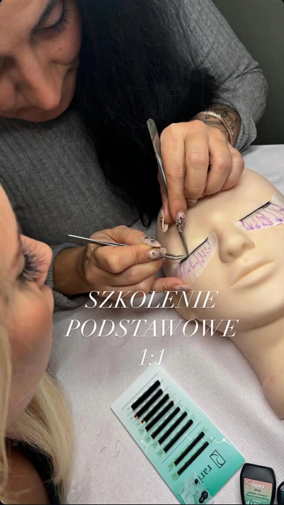 Instruktor pokazuje technikę aplikacji rzęs na szkoleniu